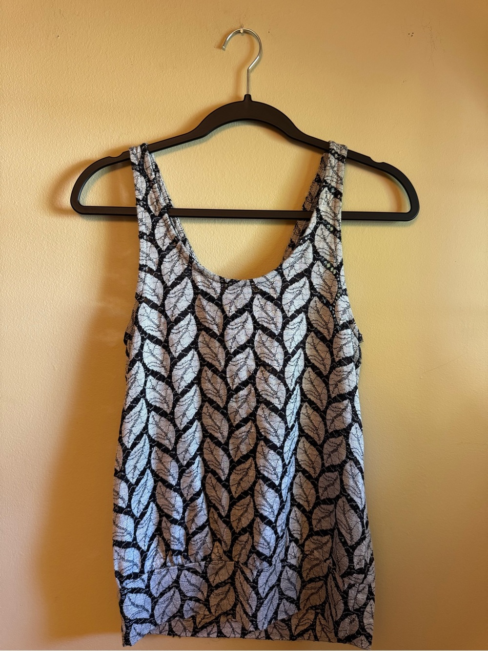 tea n rose Black and White Leaf-Print Scoop Tank